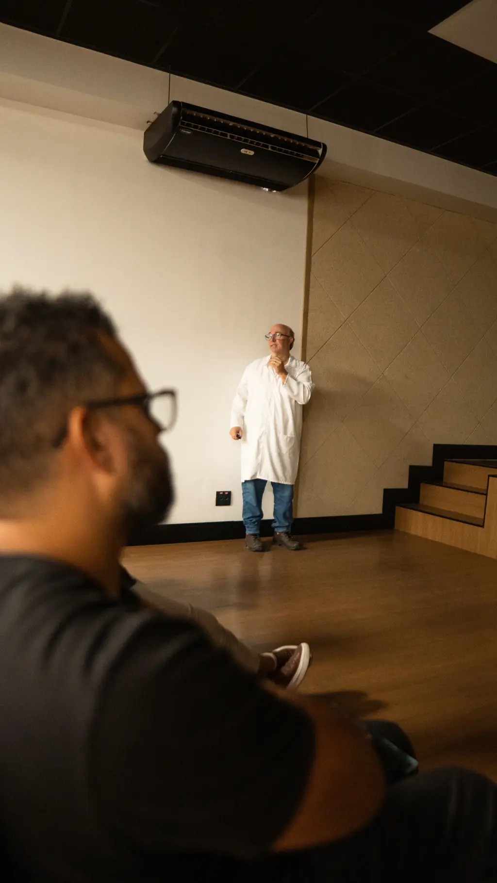 Instrutor em aula teórica, observado pela turma