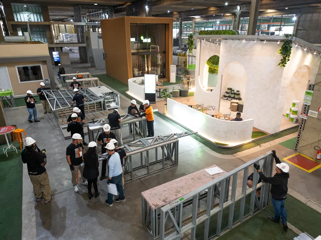 Vista ampla da área de produção e montagem